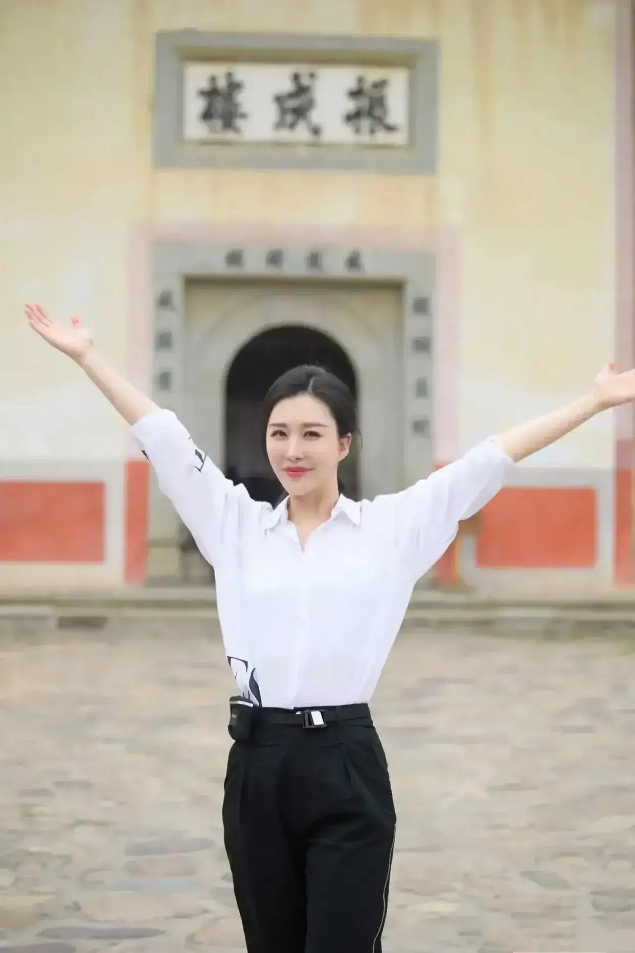 谁说豪门一定要穿得“珠光宝气”看王石老婆的减法穿搭,尽显高贵休闲区蓝鸢梦想 - Www.slyday.coM 谁说豪门一定要穿得“珠光宝气”看王石老婆的减法穿搭,尽显高贵休闲区蓝鸢梦想 - Www.slyday.coM