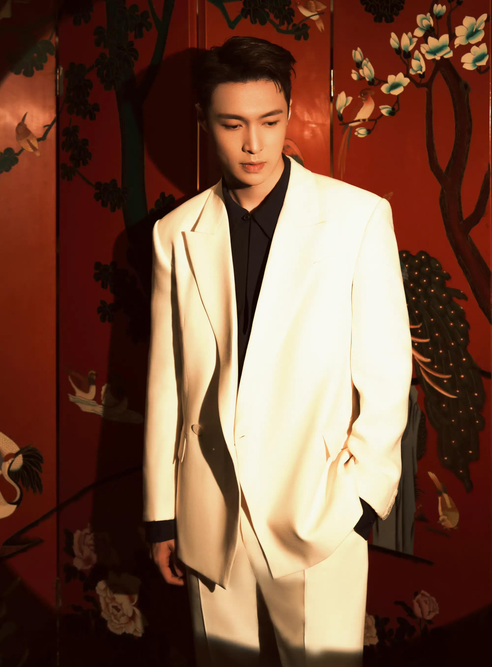 张艺兴 一身梨花白,看月移花影动,造型非常帅气