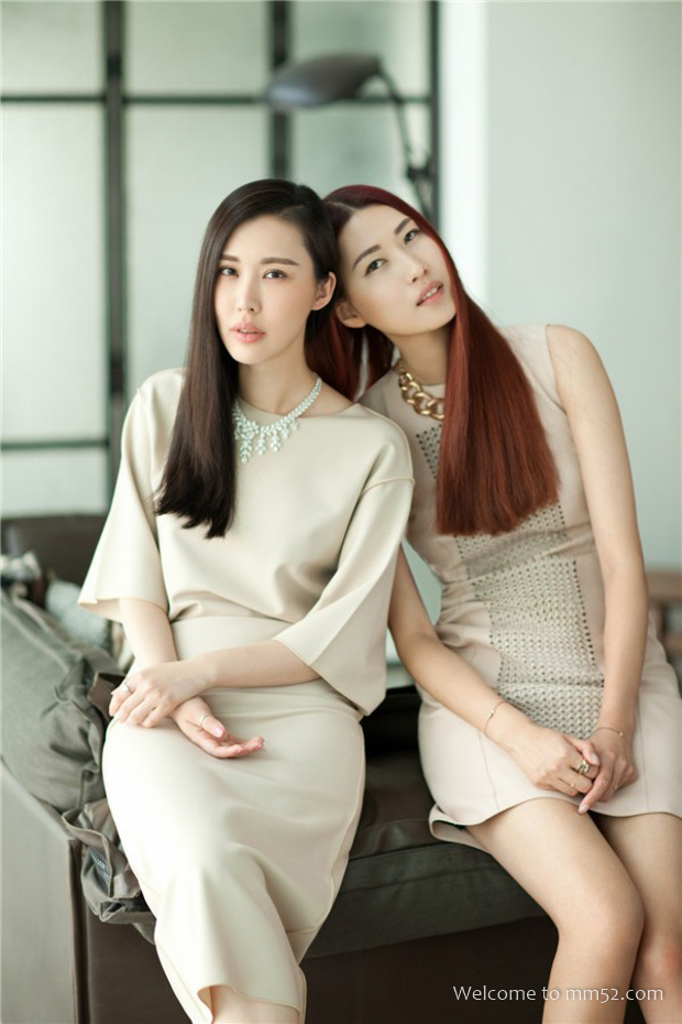 谁说豪门一定要穿得“珠光宝气”看王石老婆的减法穿搭,尽显高贵休闲区蓝鸢梦想 - Www.slyday.coM 谁说豪门一定要穿得“珠光宝气”看王石老婆的减法穿搭,尽显高贵休闲区蓝鸢梦想 - Www.slyday.coM