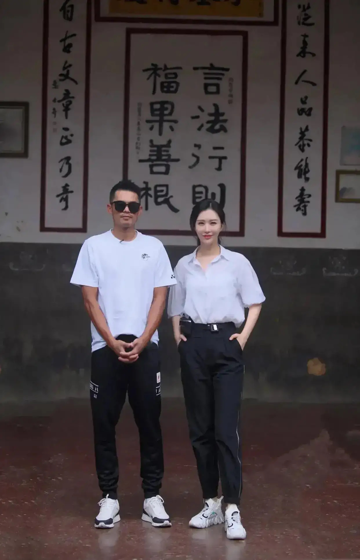 谁说豪门一定要穿得“珠光宝气”看王石老婆的减法穿搭,尽显高贵休闲区蓝鸢梦想 - Www.slyday.coM 谁说豪门一定要穿得“珠光宝气”看王石老婆的减法穿搭,尽显高贵休闲区蓝鸢梦想 - Www.slyday.coM