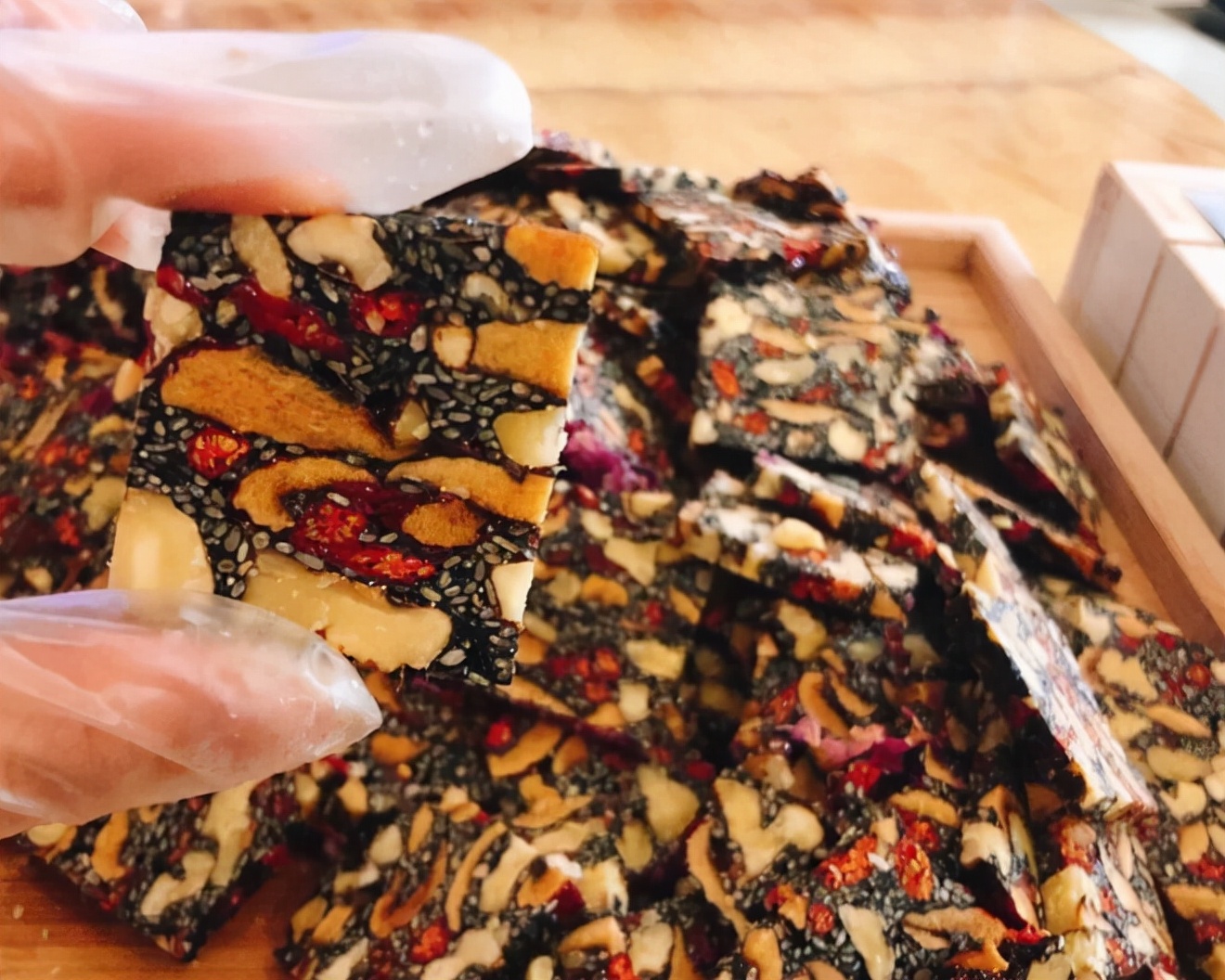 在这种情况之下,大家就不需要在核桃芝麻糕中加入过量的阿胶.