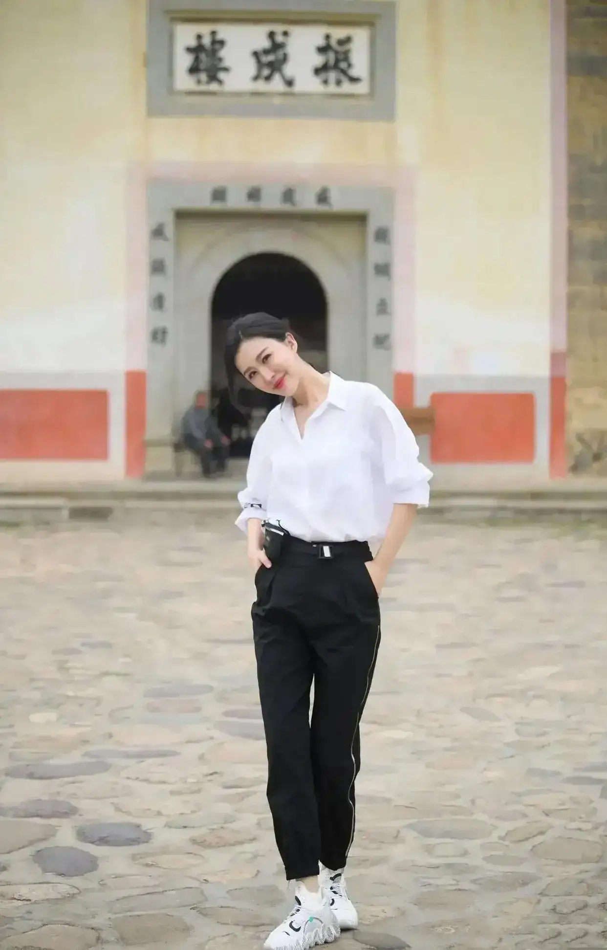 谁说豪门一定要穿得“珠光宝气”看王石老婆的减法穿搭,尽显高贵休闲区蓝鸢梦想 - Www.slyday.coM 谁说豪门一定要穿得“珠光宝气”看王石老婆的减法穿搭,尽显高贵休闲区蓝鸢梦想 - Www.slyday.coM