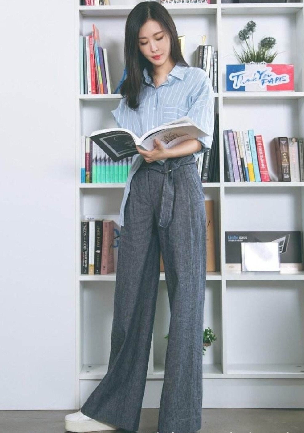 谁说豪门一定要穿得“珠光宝气”看王石老婆的减法穿搭,尽显高贵休闲区蓝鸢梦想 - Www.slyday.coM 谁说豪门一定要穿得“珠光宝气”看王石老婆的减法穿搭,尽显高贵休闲区蓝鸢梦想 - Www.slyday.coM