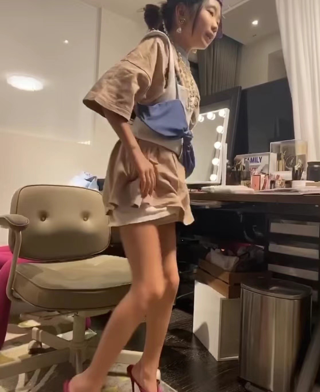 曹格11岁女儿家中玩变装穿近10厘米高跟鞋一双长腿堪比模特