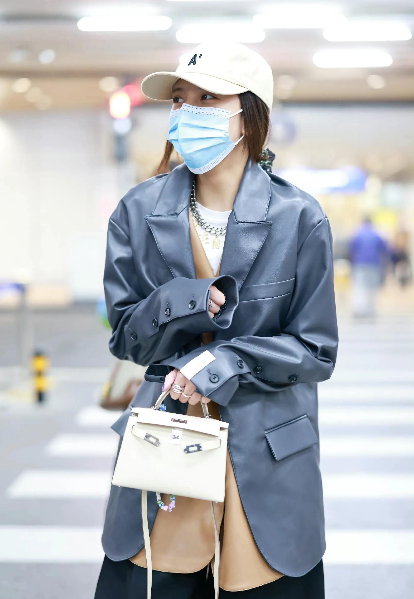 宋妍霏机场秀,皮衣西装看着好休闲舒适,手提包包看着好飒