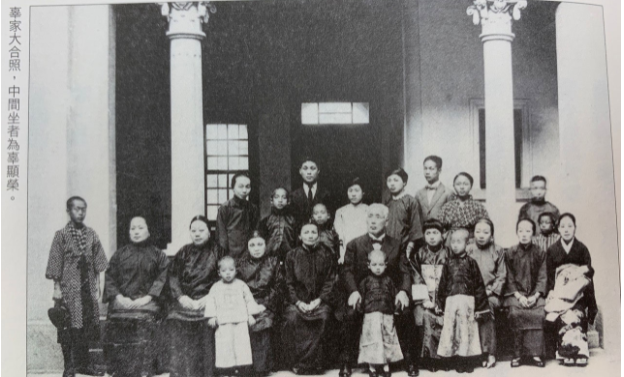 辜显荣和清末名儒辜鸿铭是从祖兄弟,也就是说,辜鸿铭是辜宽敏的伯祖父