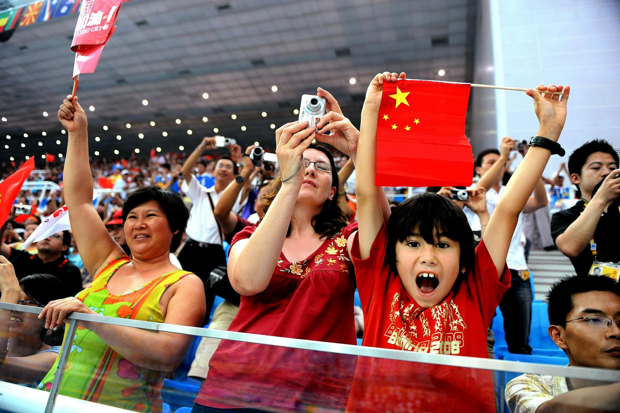 2008年8月11日,北京奥运会男子双人10米跳台决赛现场,观众为中国选手