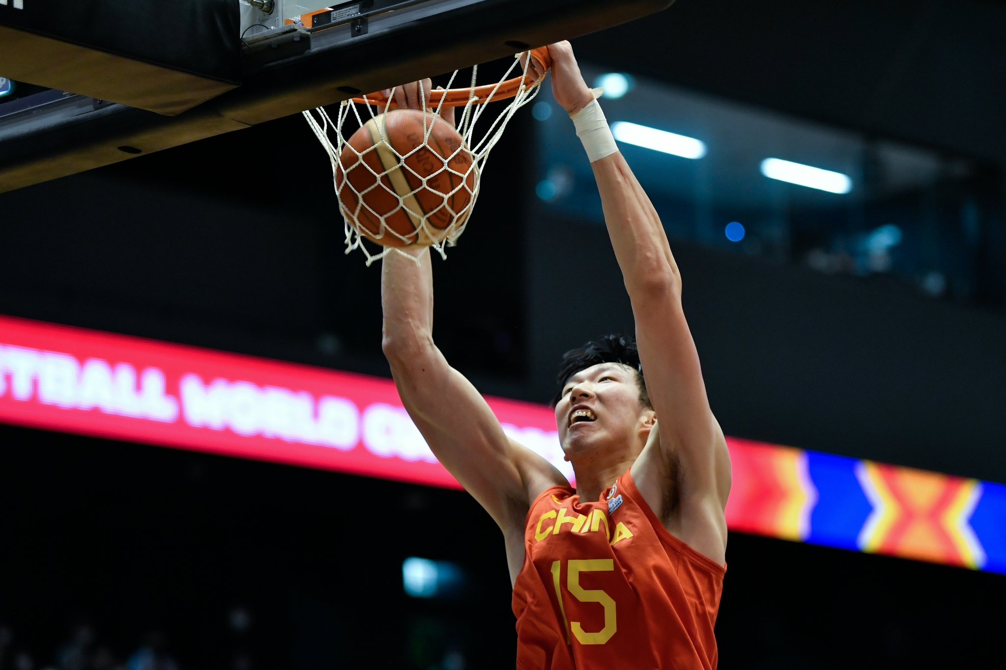 11月27日,中国队球员周琦在比赛中扣篮.