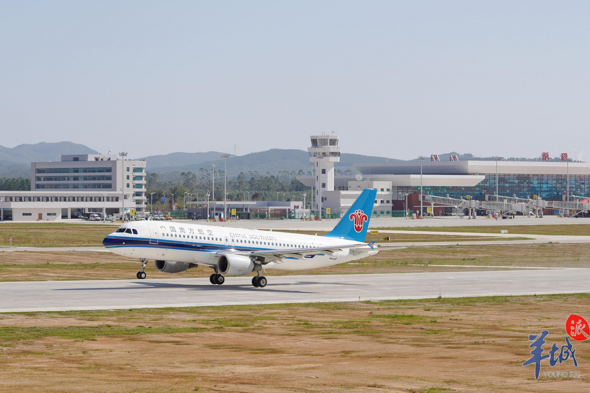 图集看飞机居民带板凳围观韶关丹霞机场通航