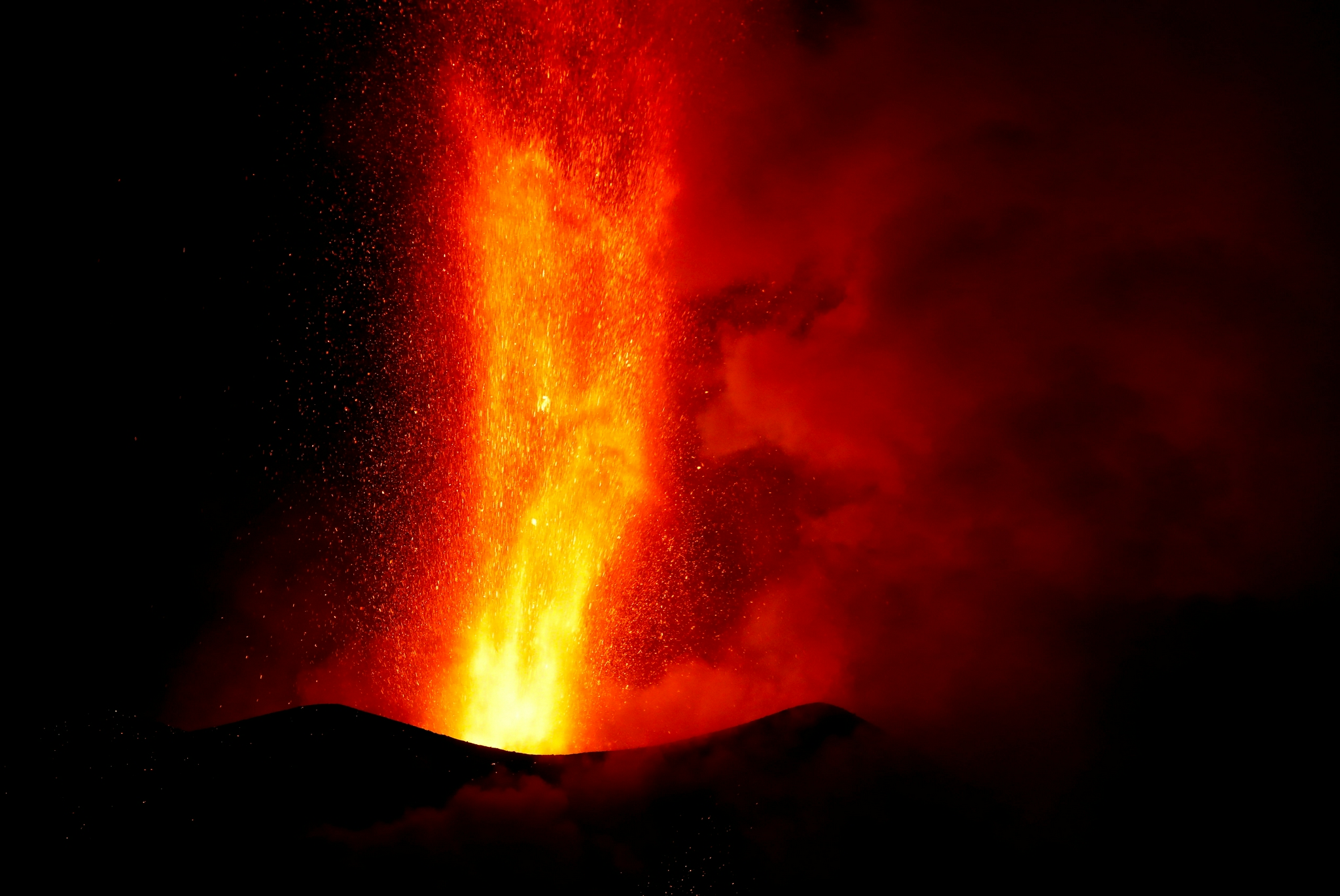 西班牙火山:岩浆喷涌|西班牙|新华社|马岛_新浪新闻