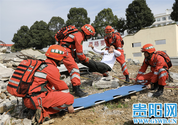 图集武警贵州总队机动支队开展地震救援演练