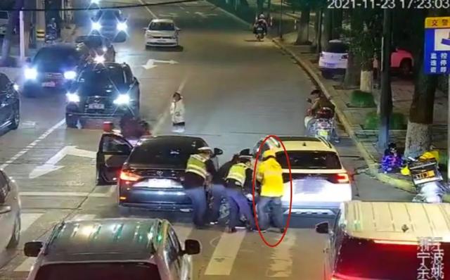 宁波一外卖小哥救下车祸女童后只留一句“我去送外卖了”休闲区蓝鸢梦想 - Www.slyday.coM