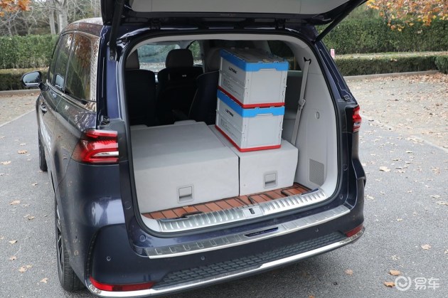 在第三排座椅放倒的情况下,荣威imax8的后备箱尺寸可以拓展至很长的
