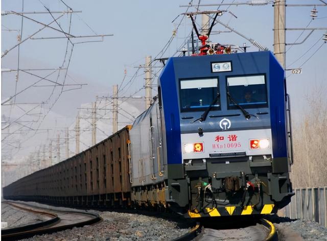 一次拉100节车厢中国电力机车太强大被誉为火车界的劳斯莱斯