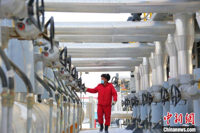 中石油新疆油田呼图壁储气库员工巡检装置。张睿 摄
