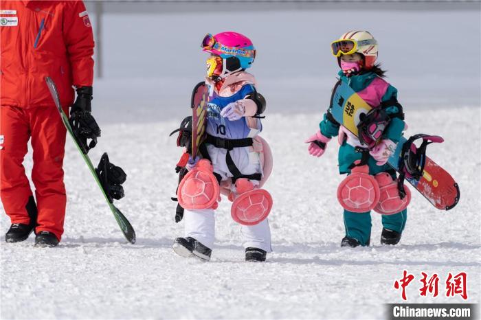 小雪友在亚布力学习滑雪技术 陈刚 摄