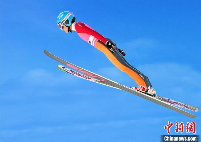 双板爱好者在空中完成滑雪动作 王庆斌 摄