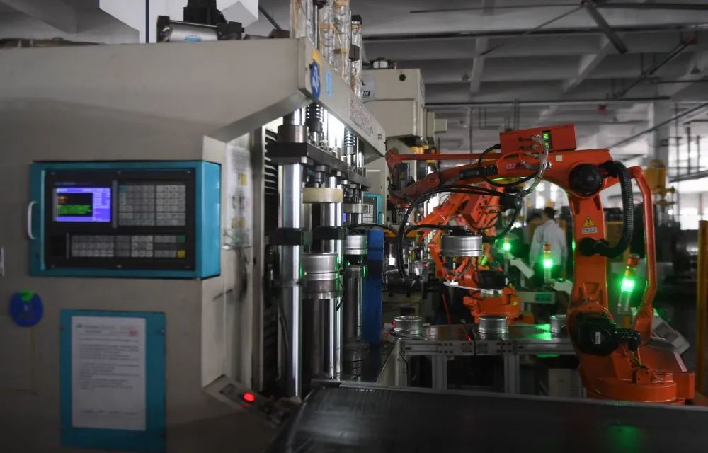 11月18日,在嘉兴平湖一家企业的车间内,自动化生产线在生产保温杯.