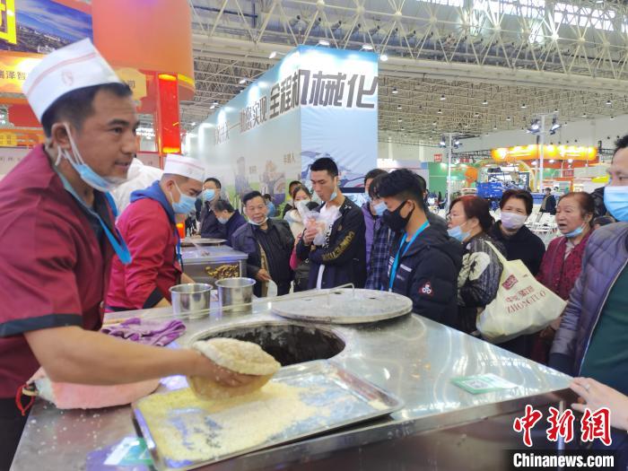 Xinjiang cuisine attracts public attention. Photo by Zou Hao