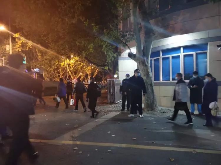 权威发布！上海公布11月25日确诊本土病例溯源结果。上海这四家医院结束闭环，开诊！休闲区蓝鸢梦想 - Www.slyday.coM