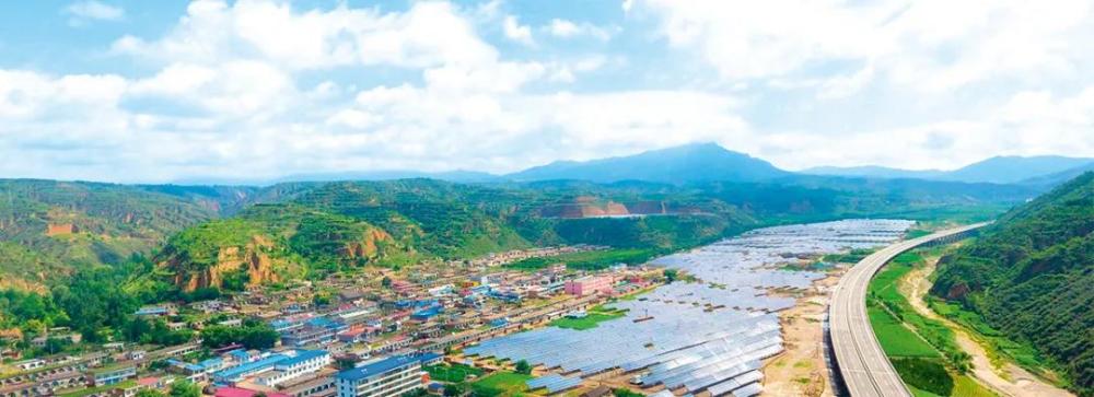 ▲ 位于山西省临汾市隰县黄土镇的30 兆瓦农光互补光伏扶贫电站项目（2018 年7 月17 日摄）杨晨光摄