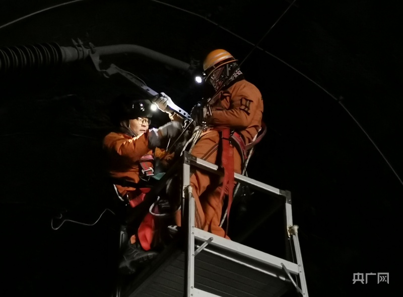 铁路工作人员正在隧道内开展接触网导线换线施工。央广网发