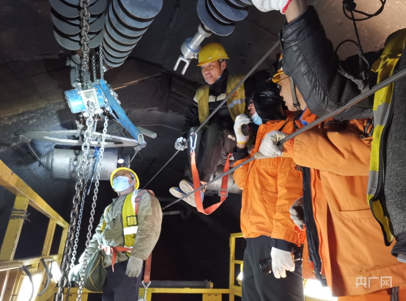铁路工作人员正在隧道内开展接触网导线换线施工。央广网发
