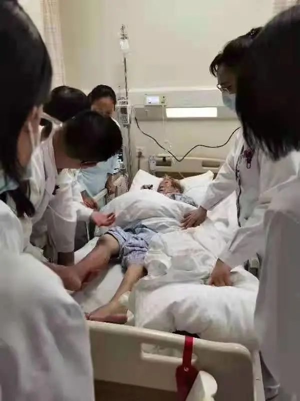 又有2家医院解封！“闭环”期间浪漫弹琴的医生找到了！还有他们彻夜未眠…休闲区蓝鸢梦想 - Www.slyday.coM