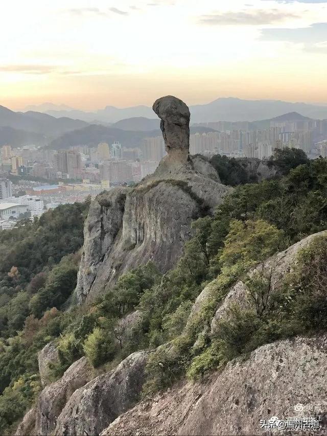 石夫人位于温岭市区内的五龙山上,山峰之巅,挺立奇峰,高数十丈,人称