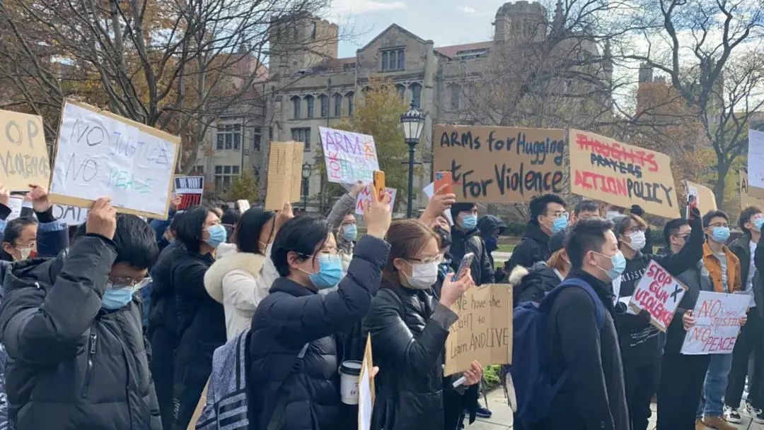 ▲11月16日，中国留学生在芝加哥大学举行集会。大家手举标语，要求学校提供更多安全保障。受访者供图