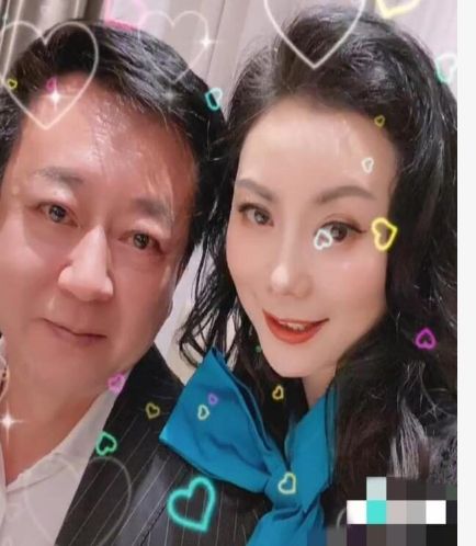 58岁朱军与娇妻秀恩爱妻子肤白貌美气质佳幸福感满满