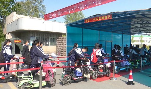 山东一校长“瞎指挥”被停职后，学校放歌庆祝，学生拍手叫好休闲区蓝鸢梦想 - Www.slyday.coM