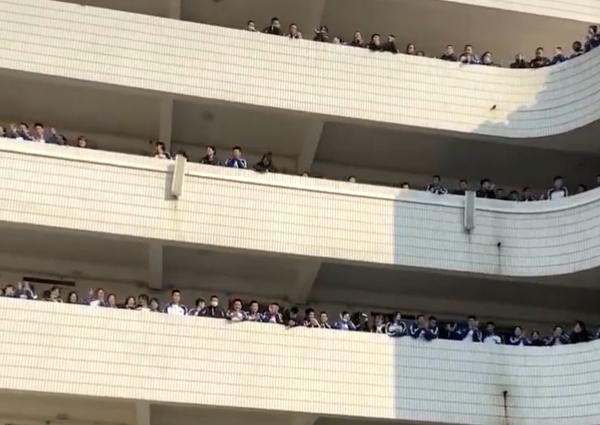 山东一校长“瞎指挥”被停职后，学校放歌庆祝，学生拍手叫好休闲区蓝鸢梦想 - Www.slyday.coM