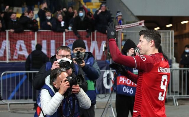 够了!C罗已获5座,梅西6座,被金球奖晃过的莱万,也该轮到他了休闲区蓝鸢梦想 - Www.slyday.coM