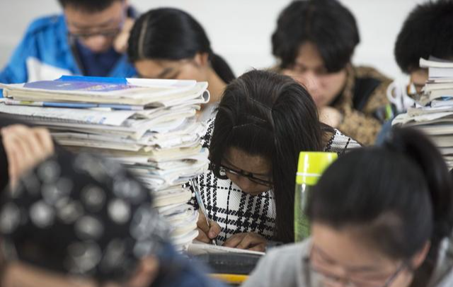 山东一校长“瞎指挥”被停职后，学校放歌庆祝，学生拍手叫好休闲区蓝鸢梦想 - Www.slyday.coM