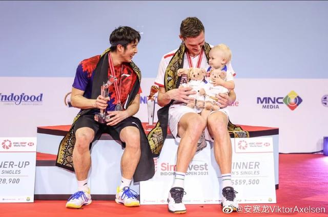 恭喜!丹麦单打一哥排名反超桃田,抱着爱女上领奖台笑容满面休闲区蓝鸢梦想 - Www.slyday.coM 恭喜!丹麦单打一哥排名反超桃田,抱着爱女上领奖台笑容满面休闲区蓝鸢梦想 - Www.slyday.coM