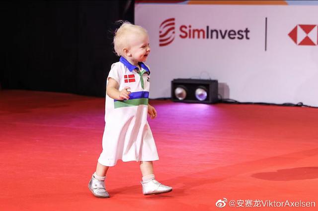 恭喜!丹麦单打一哥排名反超桃田,抱着爱女上领奖台笑容满面休闲区蓝鸢梦想 - Www.slyday.coM 恭喜!丹麦单打一哥排名反超桃田,抱着爱女上领奖台笑容满面休闲区蓝鸢梦想 - Www.slyday.coM