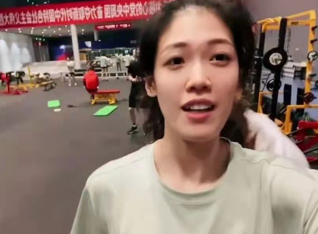 女排李盈莹晒近照颜值气质飙升一改往日稚气蜕变成白天鹅