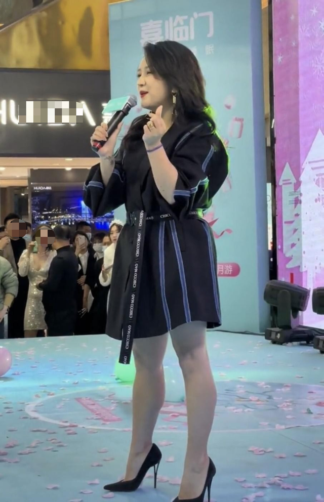 35岁何洁现身商演减肥有效脸瘦一圈养3娃不容易大冬天穿短裙