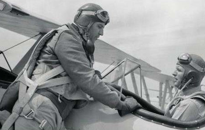 飞行员跳伞求生,在树上挂了70年后被发现,身体和树枝融为一体休闲区蓝鸢梦想 - Www.slyday.coM 飞行员跳伞求生,在树上挂了70年后被发现,身体和树枝融为一体休闲区蓝鸢梦想 - Www.slyday.coM