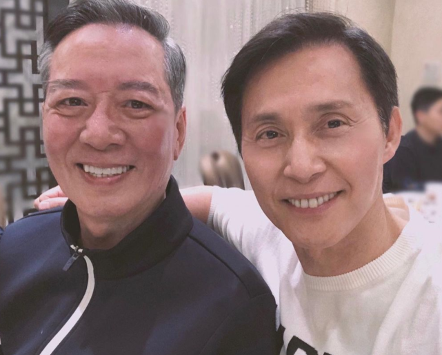 张国强还晒出与另外一位我们很久没见面的老戏骨相聚,那就是骆应钧