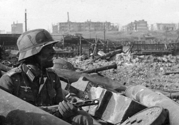 飞行员跳伞求生,在树上挂了70年后被发现,身体和树枝融为一体休闲区蓝鸢梦想 - Www.slyday.coM 飞行员跳伞求生,在树上挂了70年后被发现,身体和树枝融为一体休闲区蓝鸢梦想 - Www.slyday.coM