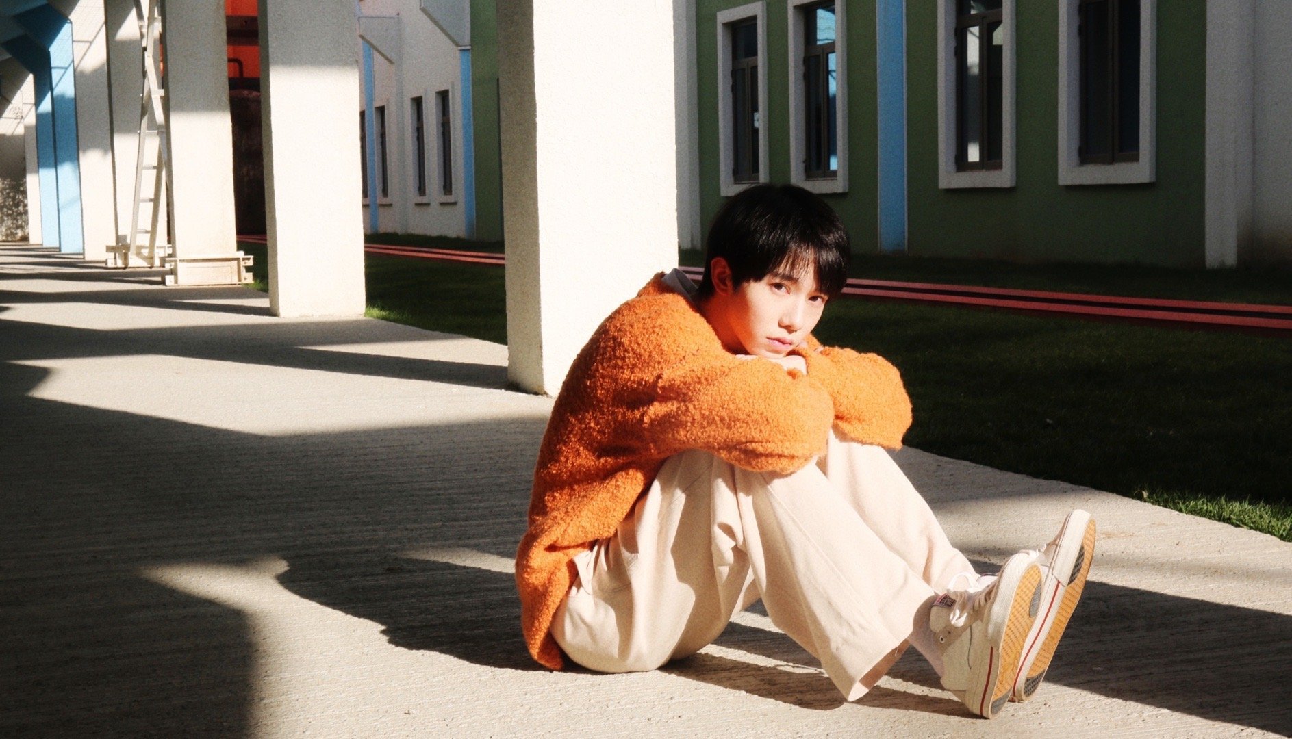 晒出两百万粉丝福利,两组写真大片切换不同风格……|李俊濠|写真大片