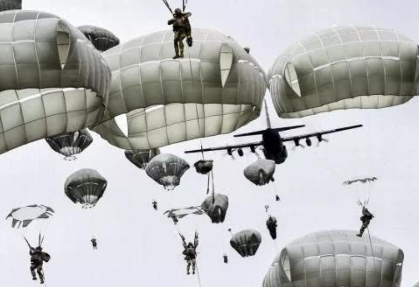 飞行员跳伞求生,在树上挂了70年后被发现,身体和树枝融为一体休闲区蓝鸢梦想 - Www.slyday.coM 飞行员跳伞求生,在树上挂了70年后被发现,身体和树枝融为一体休闲区蓝鸢梦想 - Www.slyday.coM