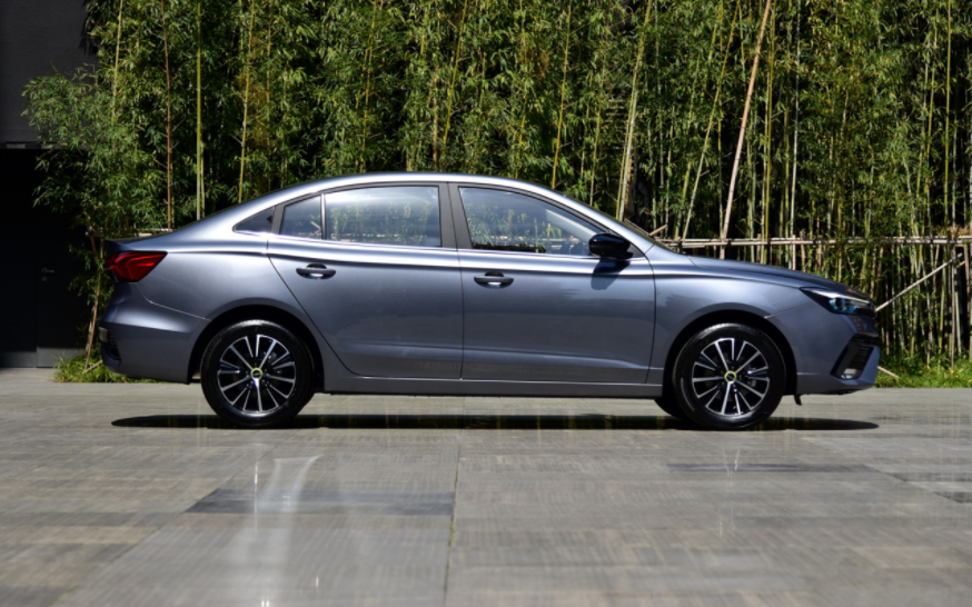 谁才是懂你的国产家轿？帝豪对比荣威i5