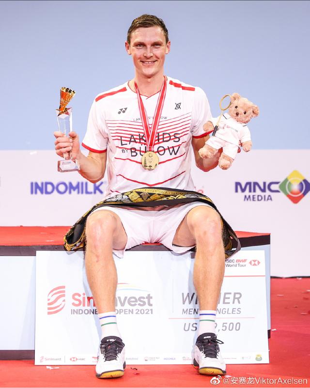 恭喜!丹麦单打一哥排名反超桃田,抱着爱女上领奖台笑容满面休闲区蓝鸢梦想 - Www.slyday.coM 恭喜!丹麦单打一哥排名反超桃田,抱着爱女上领奖台笑容满面休闲区蓝鸢梦想 - Www.slyday.coM