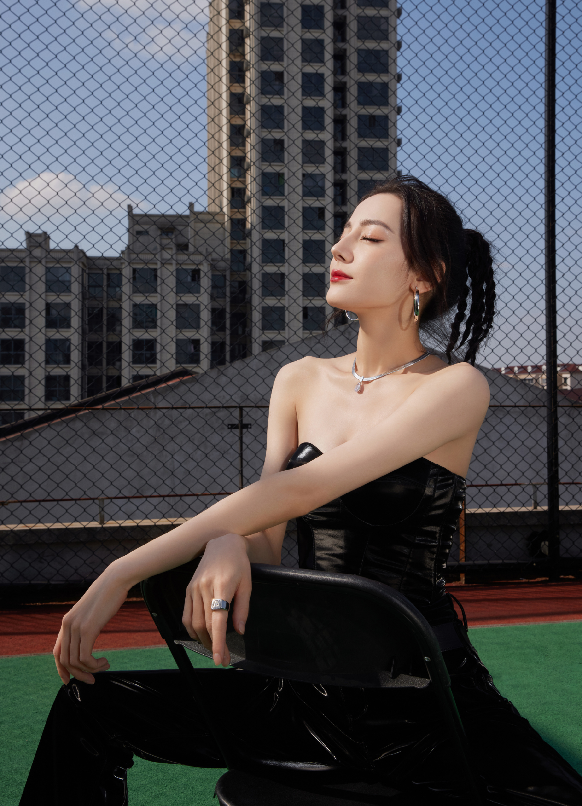 迪丽热巴今晚比赛造型图释出 黑色抹胸皮衣套装酷飒十足……|迪丽热巴