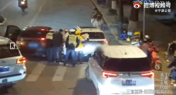 热搜第二！江西外卖小哥救人耽误送餐，交警却说......休闲区蓝鸢梦想 - Www.slyday.coM