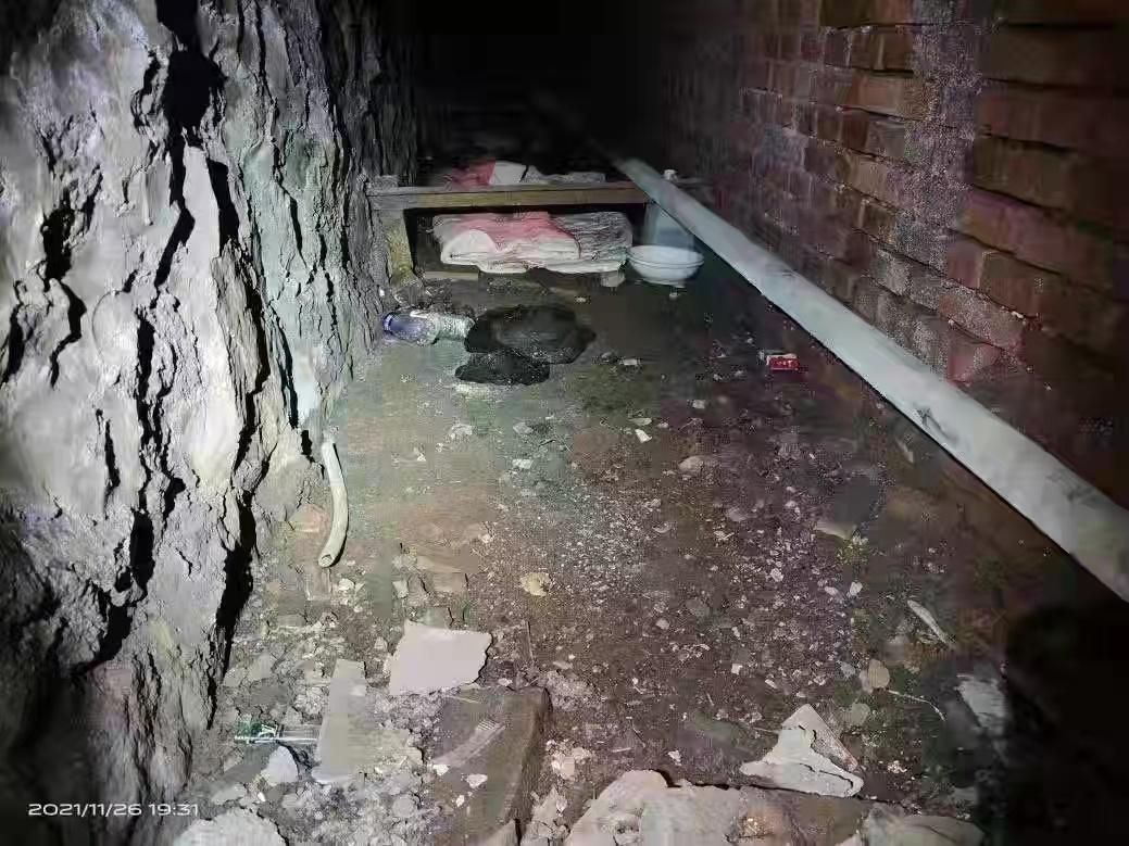 ↑疑似朱贤健藏身的暖气沟