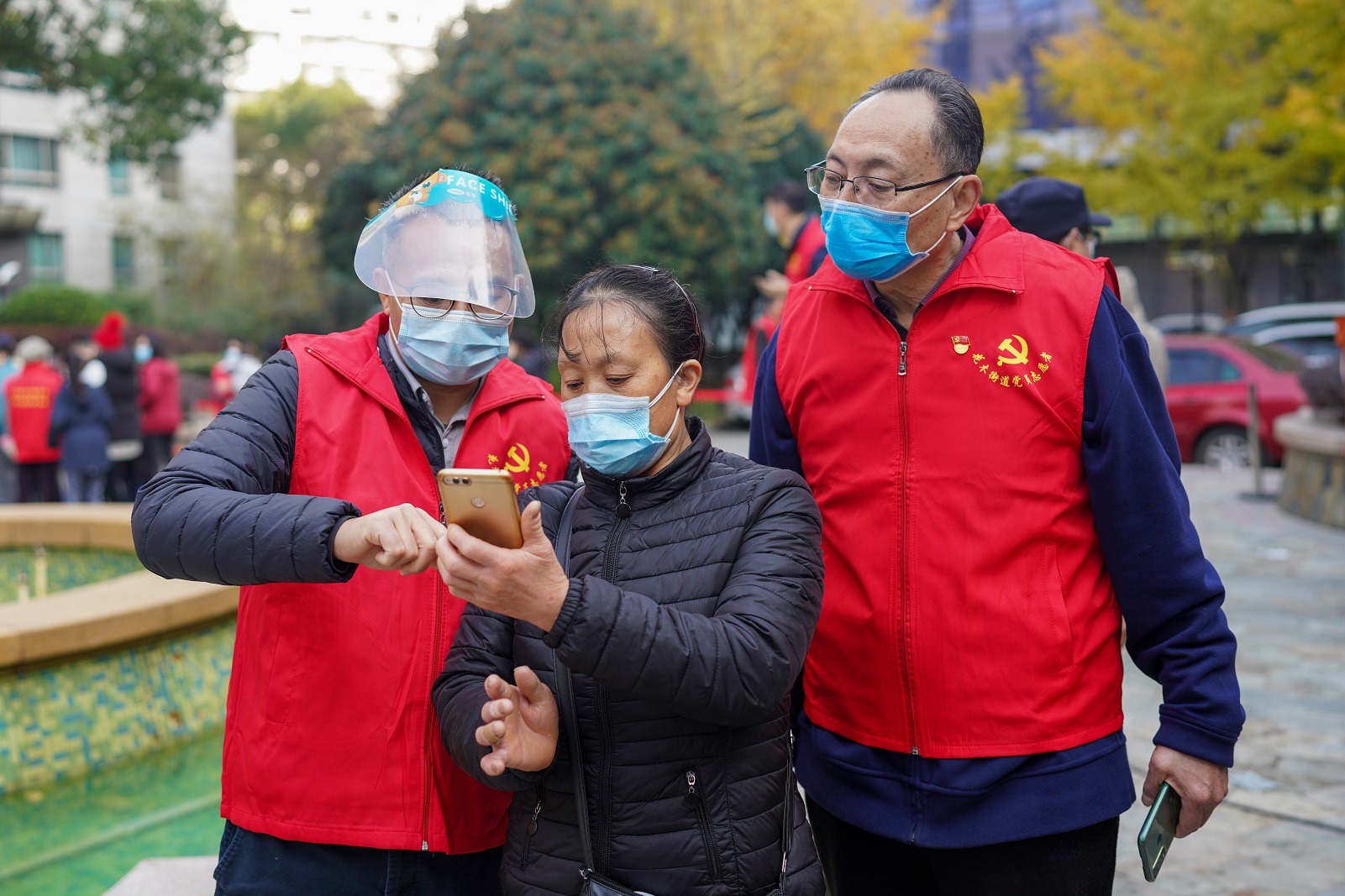 小区封闭管理后，一封翻译成三国语言的信送进了居民家中……休闲区蓝鸢梦想 - Www.slyday.coM